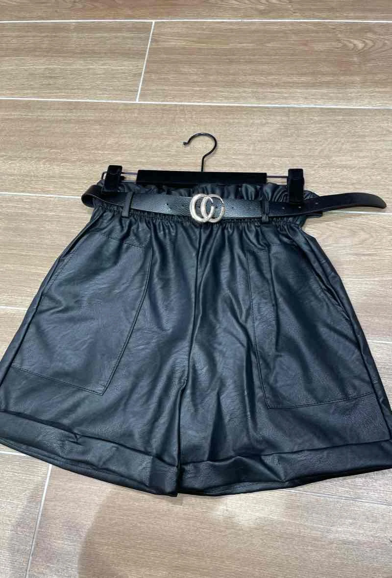 Short en simili cuir marron avec ceinture
