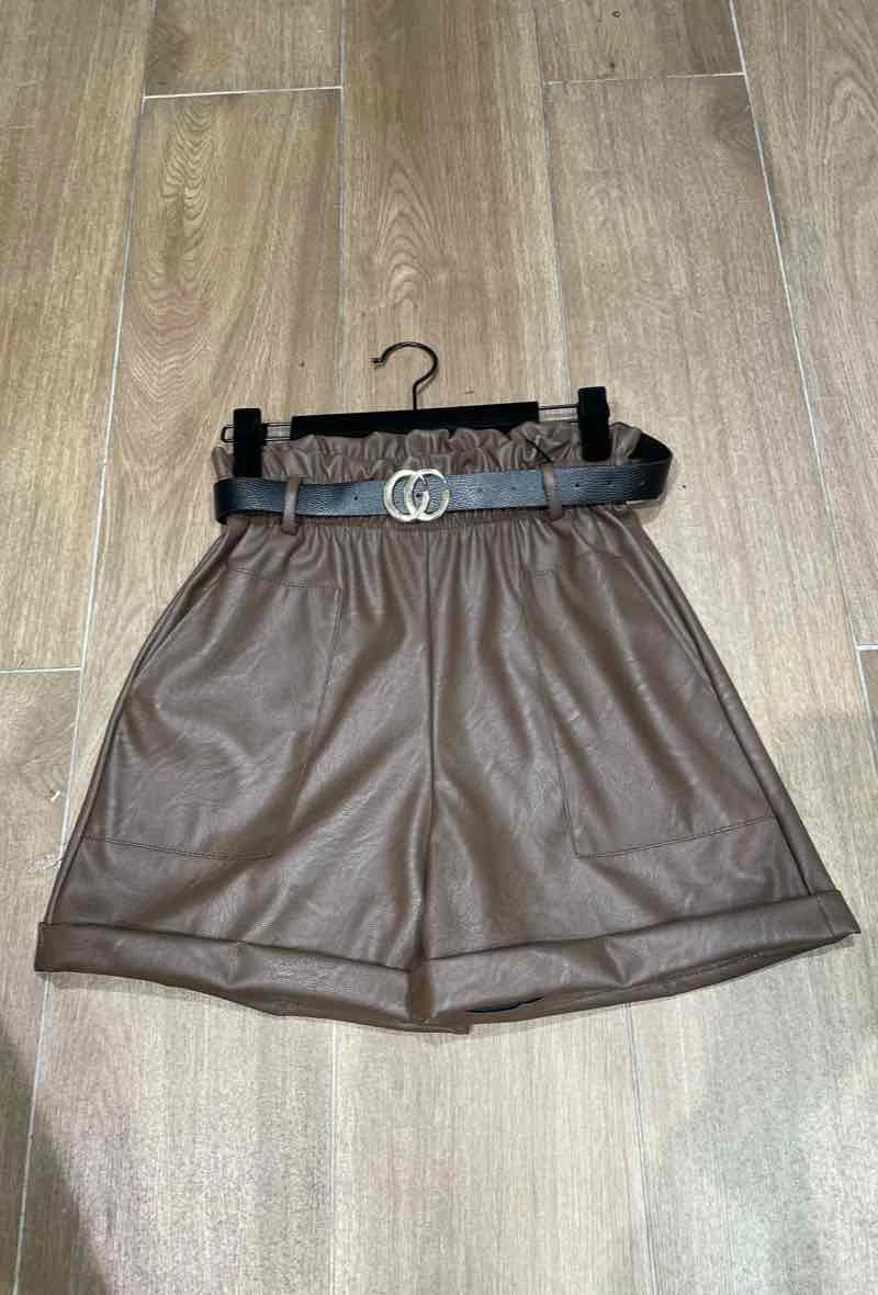 Short en simili cuir marron avec ceinture
